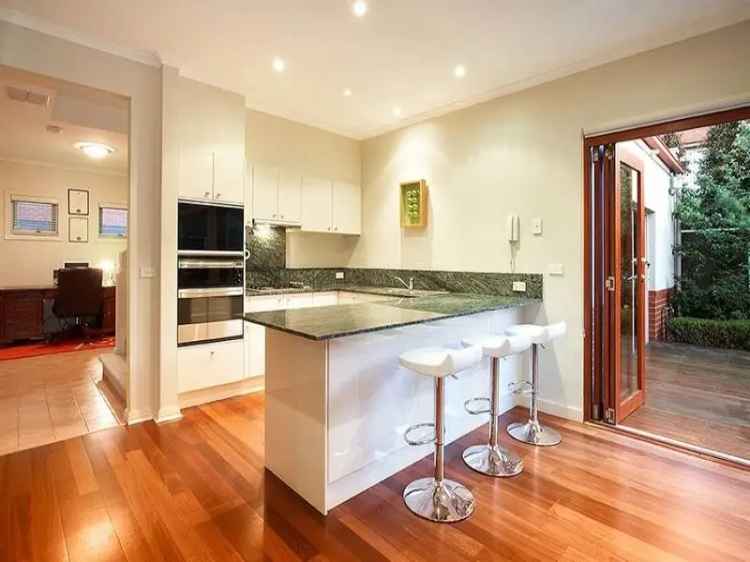 4 Bedroom 2 Bathroom House Melbourne 527m²