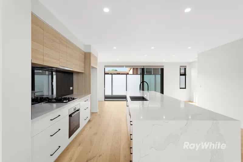 Stunning Tri-Level Townhouse in Prime Ormond Location