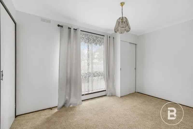 BRICK UNIT IN CONVENIENT LOCATION