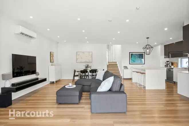 Albion Park Townhouse: Modern Living with Escarpment Views