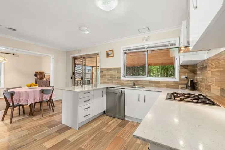 3 Bed 1 Bath House Melbourne - Modern Kitchen Solar Panels EV Charger