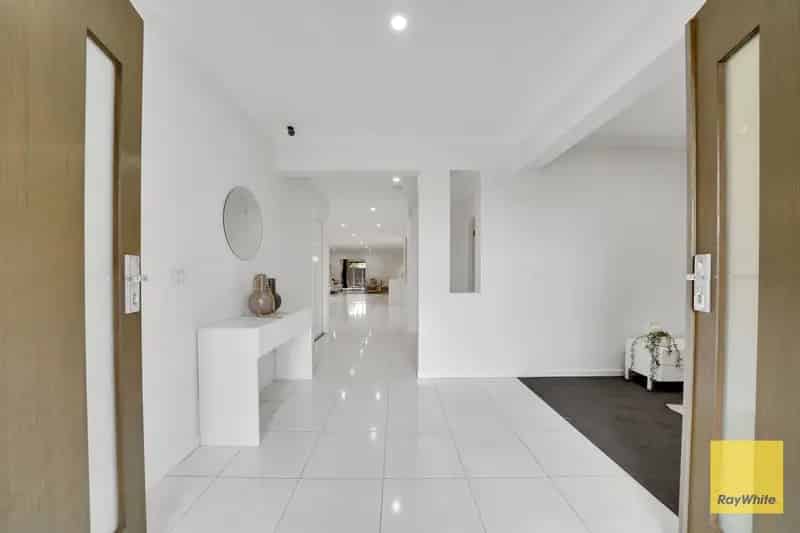 A Grand Luxurious North Facing Family Home