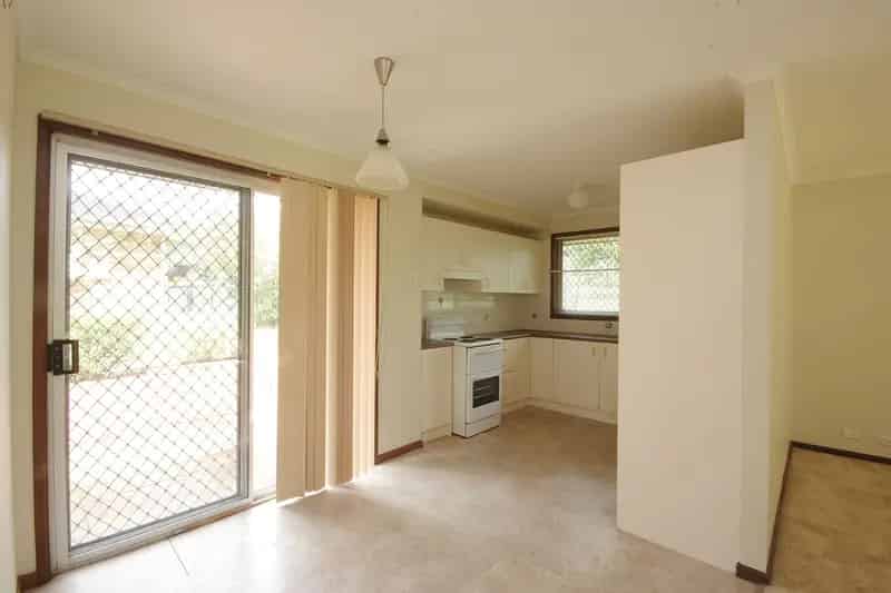 Lease three bedroom house in Coffs Harbour with modern features