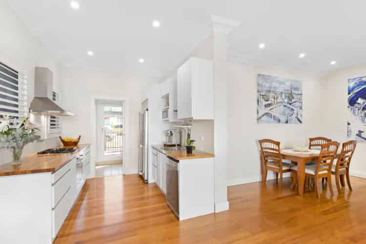 Sunlit Coastal Living with Courtyard & Double LUG