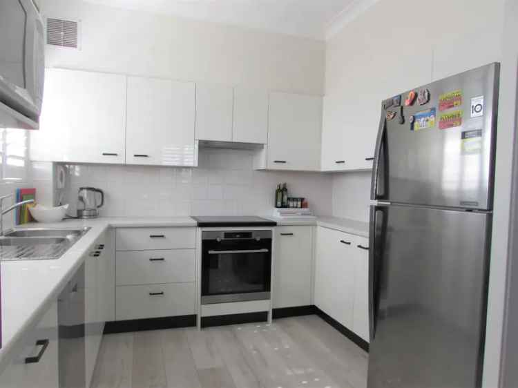 Spacious Three Bedroom Unit Near Oatley Shops and Train Station