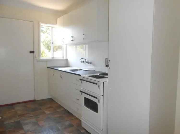 1 Bedroom Unit East Tamworth Modern Kitchen Built-in Robe