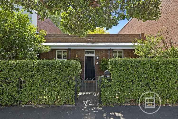 Buy House in South Melbourne with Modern Features and Spacious Garden