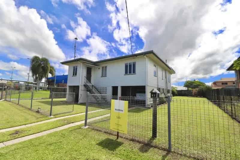 A Cosy Highset Home Near It All!