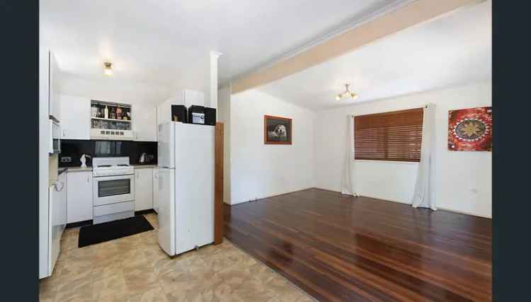 Beach House in Heart of Redcliffe!