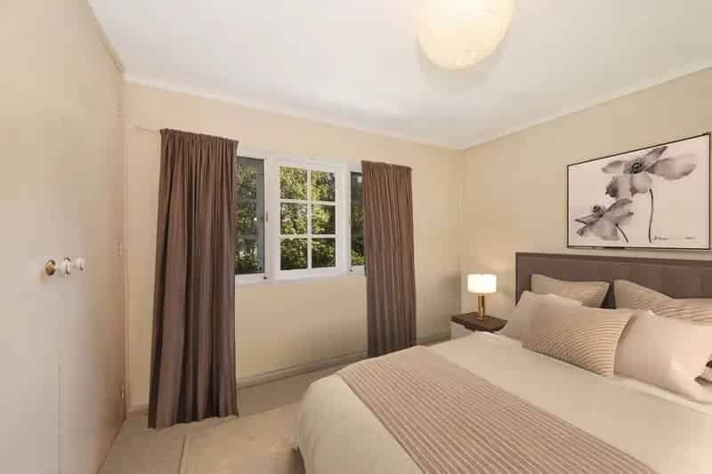 Lease Townhouse Greenwich with Garden Outlook and Courtyard Features
