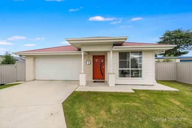 Modern 4-Bedroom Family Home in Armidale Foothills