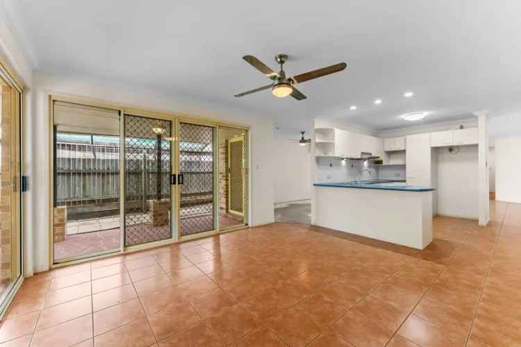 Low-Maintenance Family Home in Quiet Cul-de-Sac Location!