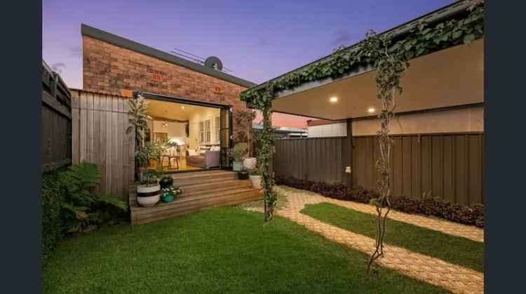 Stanmore Freestanding Home - 3 Beds, 2 Baths, Modern Kitchen