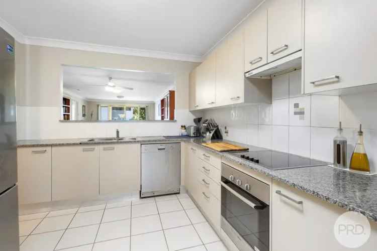 SINGLE LEVEL DUPLEX IN THE HEART OF NELSON BAY!