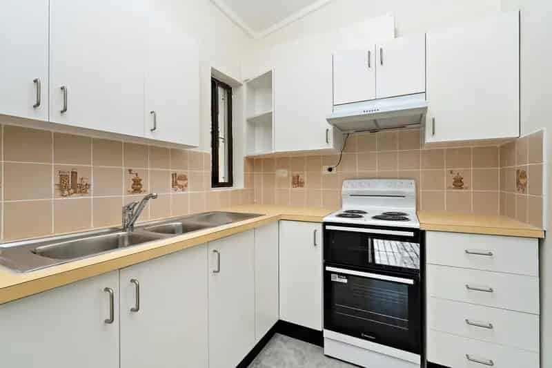 House For Lease in Campsie with Three Bedrooms and Air Conditioning