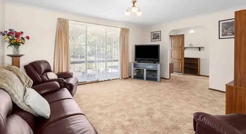 Buy House in Waikerie with Spacious Living and Stunning River Views