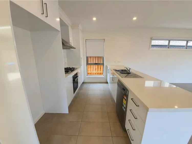 4 Bedroom Family Home Tarneit Double Garage Modern Kitchen