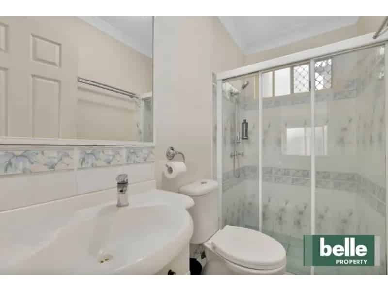 Spacious Townhouse In Prime Highgate Hill Location