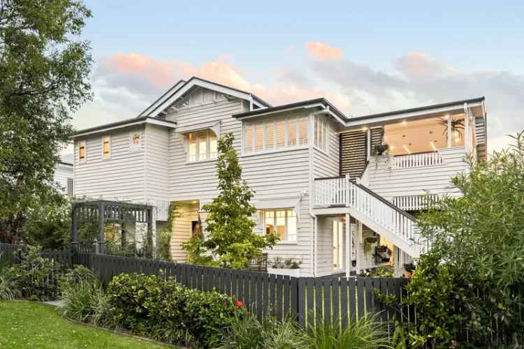 Meticulously renovated Queenslander - walk to schools