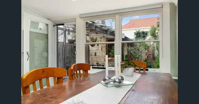 Historic terrace home - walk to cafe precinct