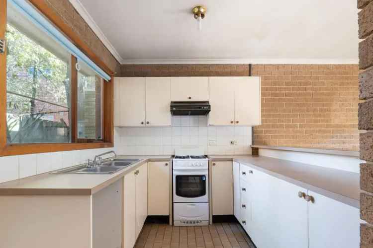 For Sale Oversized Townhouse in Kew with Spacious Yard