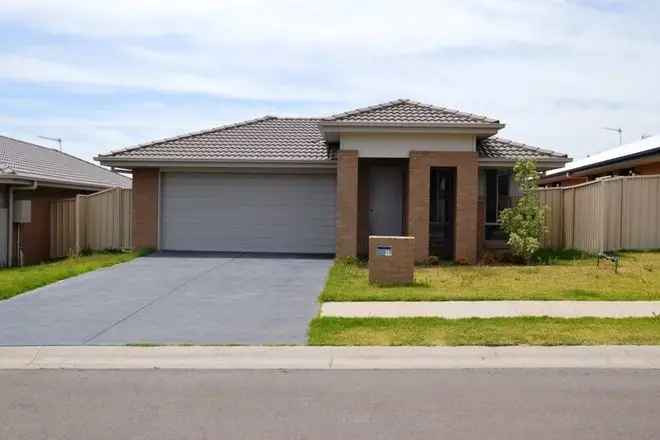 Four Bedroom St Marys Estate Home - Modern Kitchen, Ensuite, Double Garage