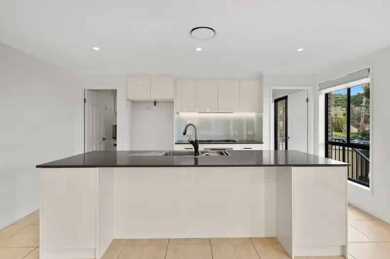 Lease Stylish Four Bedroom Home in Mount Keira with Outdoor Entertainment Area