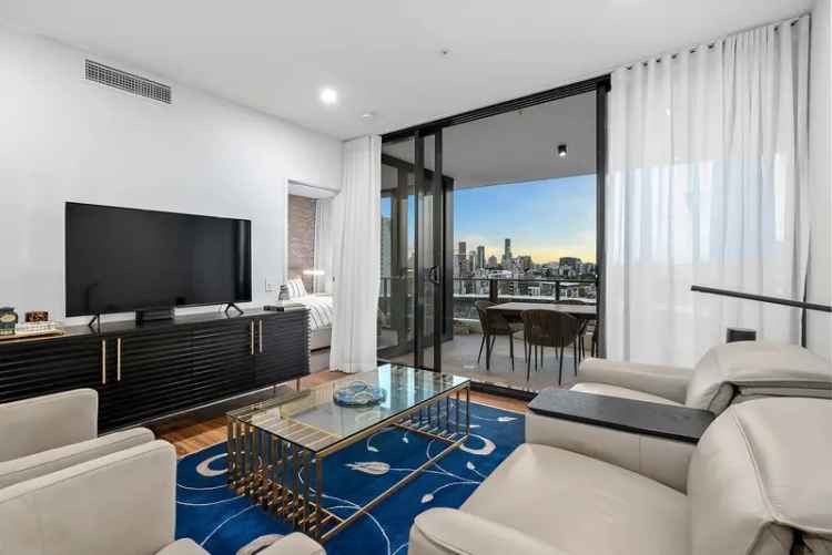 Luxury Designer Apartment with Front-Row Seats to The Gabba