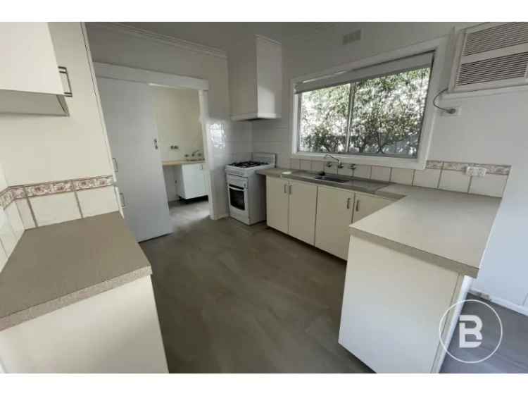 3 Bedroom Home Within Walking Distance To The Cbd