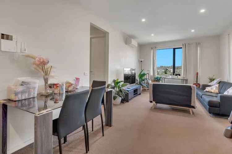 176m² Melbourne Apartment  Spacious 1 Bedroom, Fully Furnished