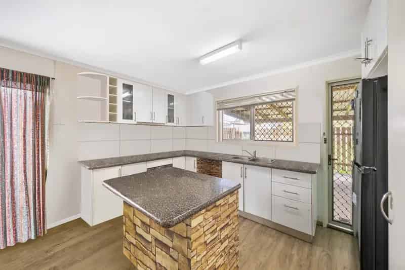 Charming Coastal Retreat - Renovated 3-Bedroom Home in Redcliffe or potential to build new home
