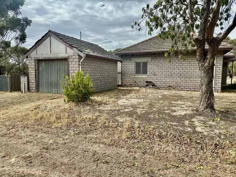 10511 sqm WITH HOME INCLUDED - UNDER OFFER BY SUZIE PERRIN