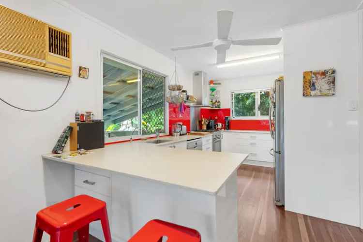 City-Fringe Queenslander with Great Potential! Vacant Possession!