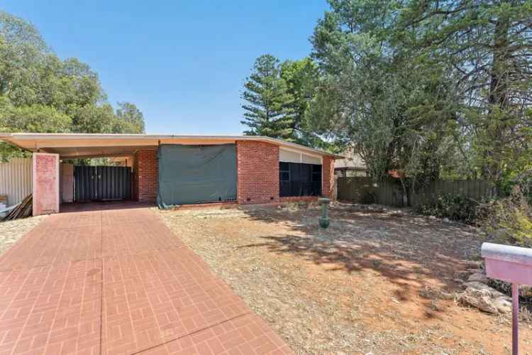 For Sale House in Elizabeth Downs with 3 Bedrooms and Potential