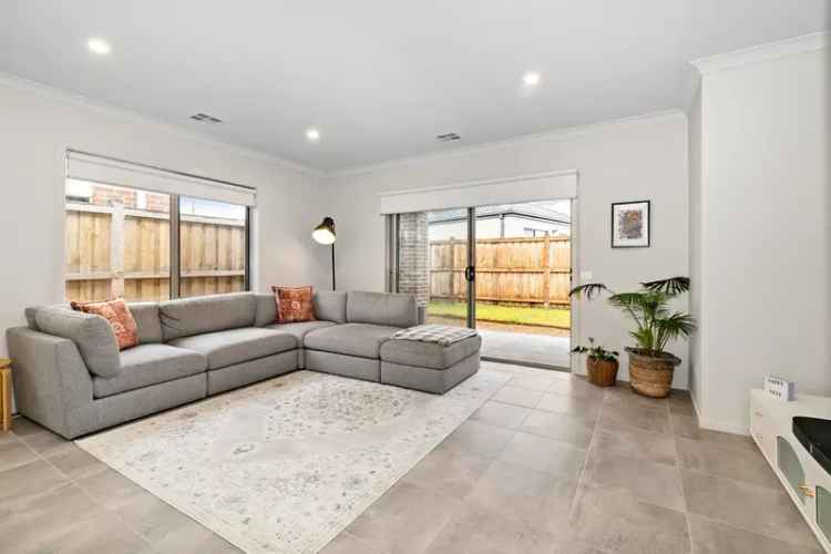 Lease 4 Bedroom House with Amenities in Beveridge VIC