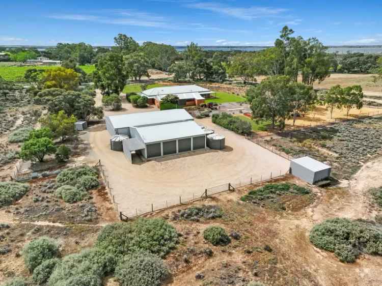 Luxury Buy Homestead Near Lake Bonney with Spacious Features