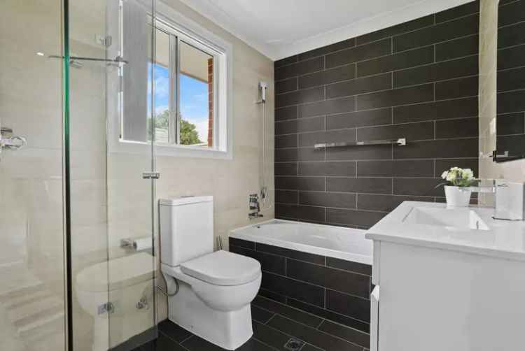 Lease House St Clair NSW 2759 Pet Friendly with Garage and Air Conditioning