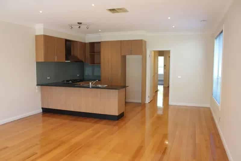 CHARMING THREE BEDROOM TOWNHOUSE