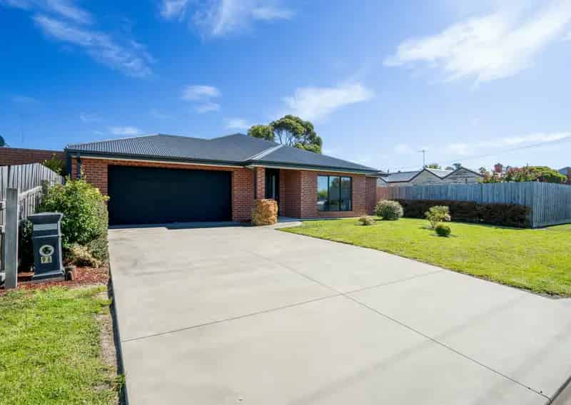 Buy house in downtown Bairnsdale with modern features and spacious living
