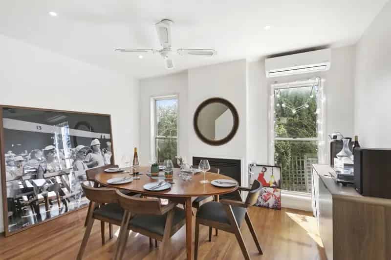 Freestanding Villa for Rent in Daylesford with Heated Pool and Modern Design