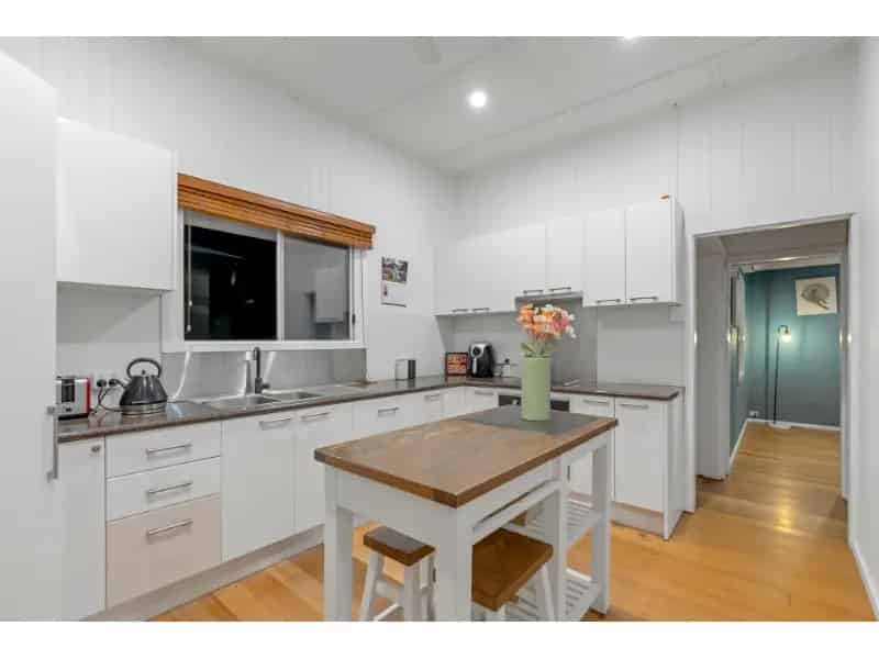 Versatile Queenslander With 4-Bedroom Potential – Prime Location