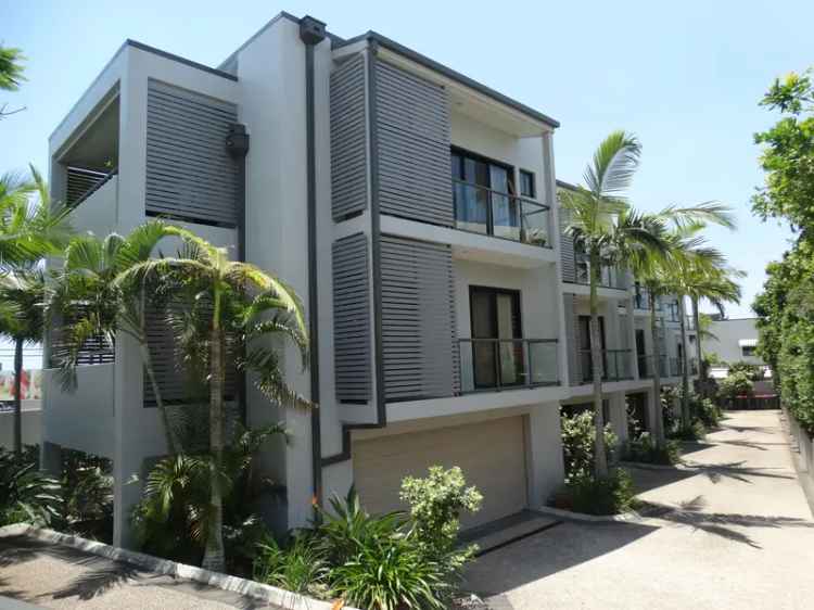 Three Bedroom Manly Townhouse with Bay Views