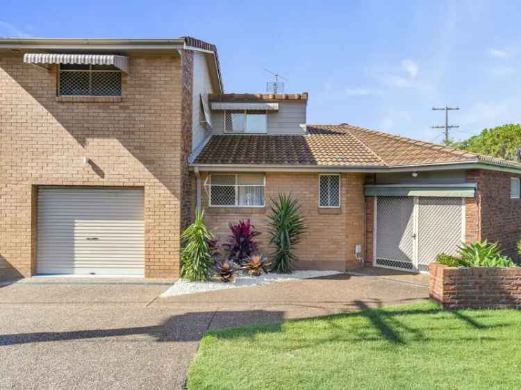 Solid Brick Home in The Entrance - Spacious Family Home with Spa and Guest Quarters