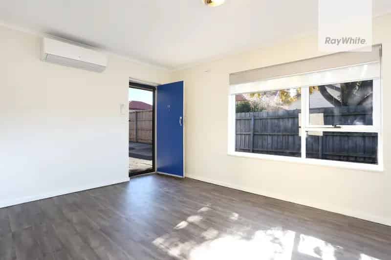 Immaculate North-Side Unit in Prime Location