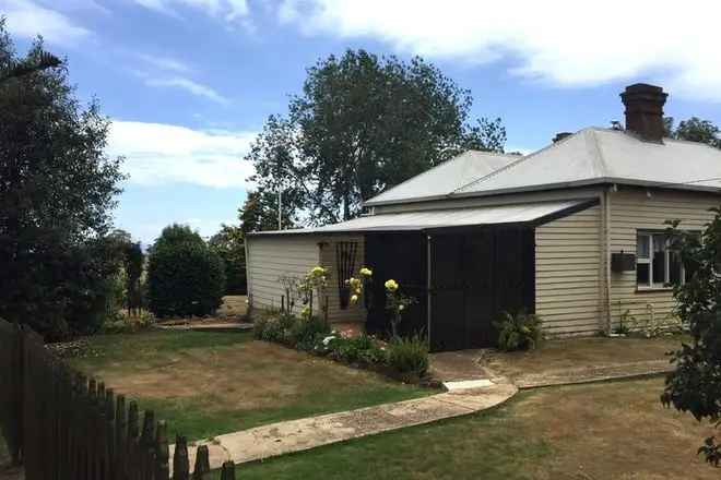 3 Bedroom Family Home with Large Backyard and Shed - Near CBD