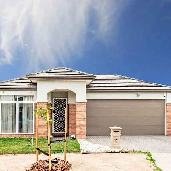 Family Home in Tarneit - 4 Beds, 2 Baths, Double Garage