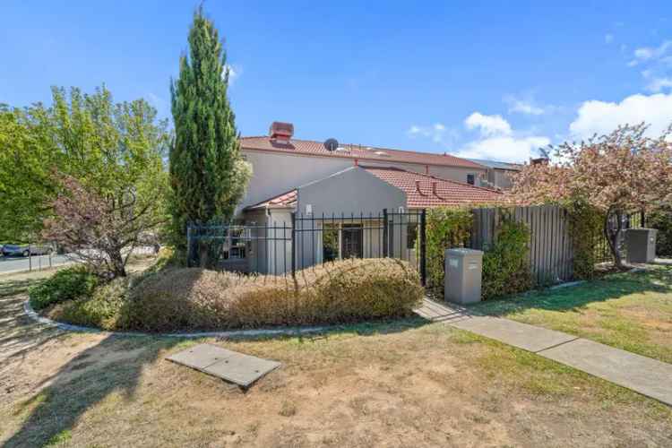 Recently refreshed townhouse - 'Carindale' 149sqm of living + garage