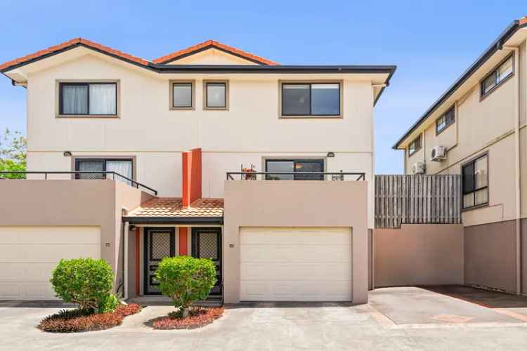 Buy townhouse in Eight Mile Plains with spacious living and outdoor space