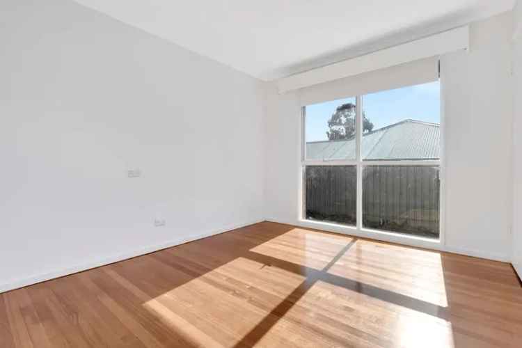 3 Bedroom House with Rumpus Room near Southland Melbourne