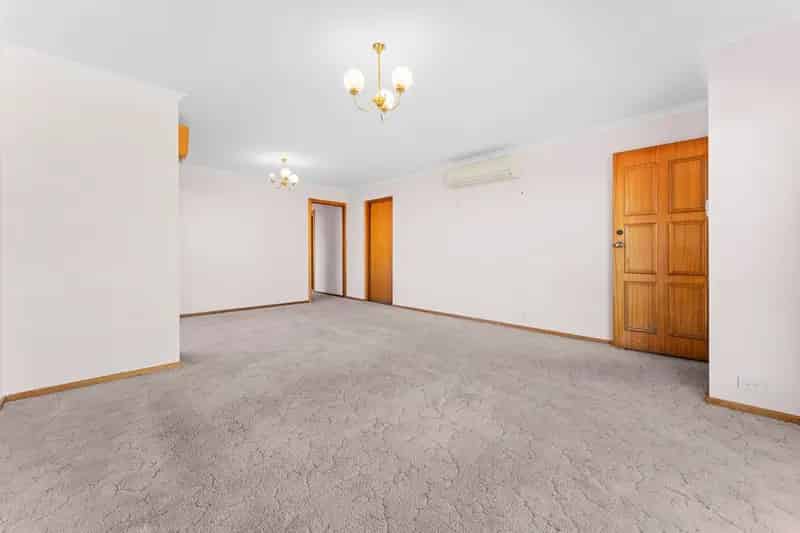 An Affordable Suburb Entry One Owner Villa Home with Neighbouring Nature Reserve